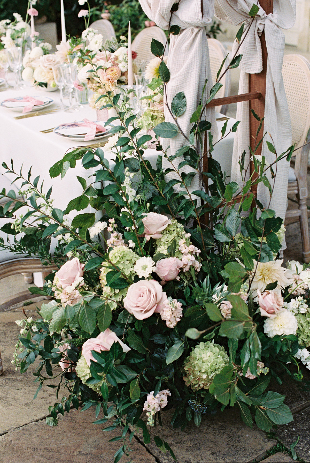 wedding table decoration with pink flowers