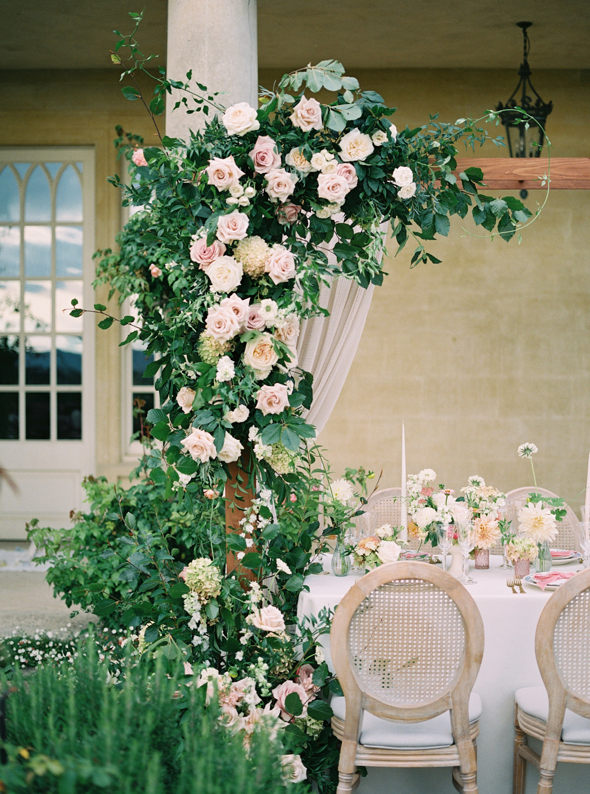 kazu galda dekoracijas and ziedi